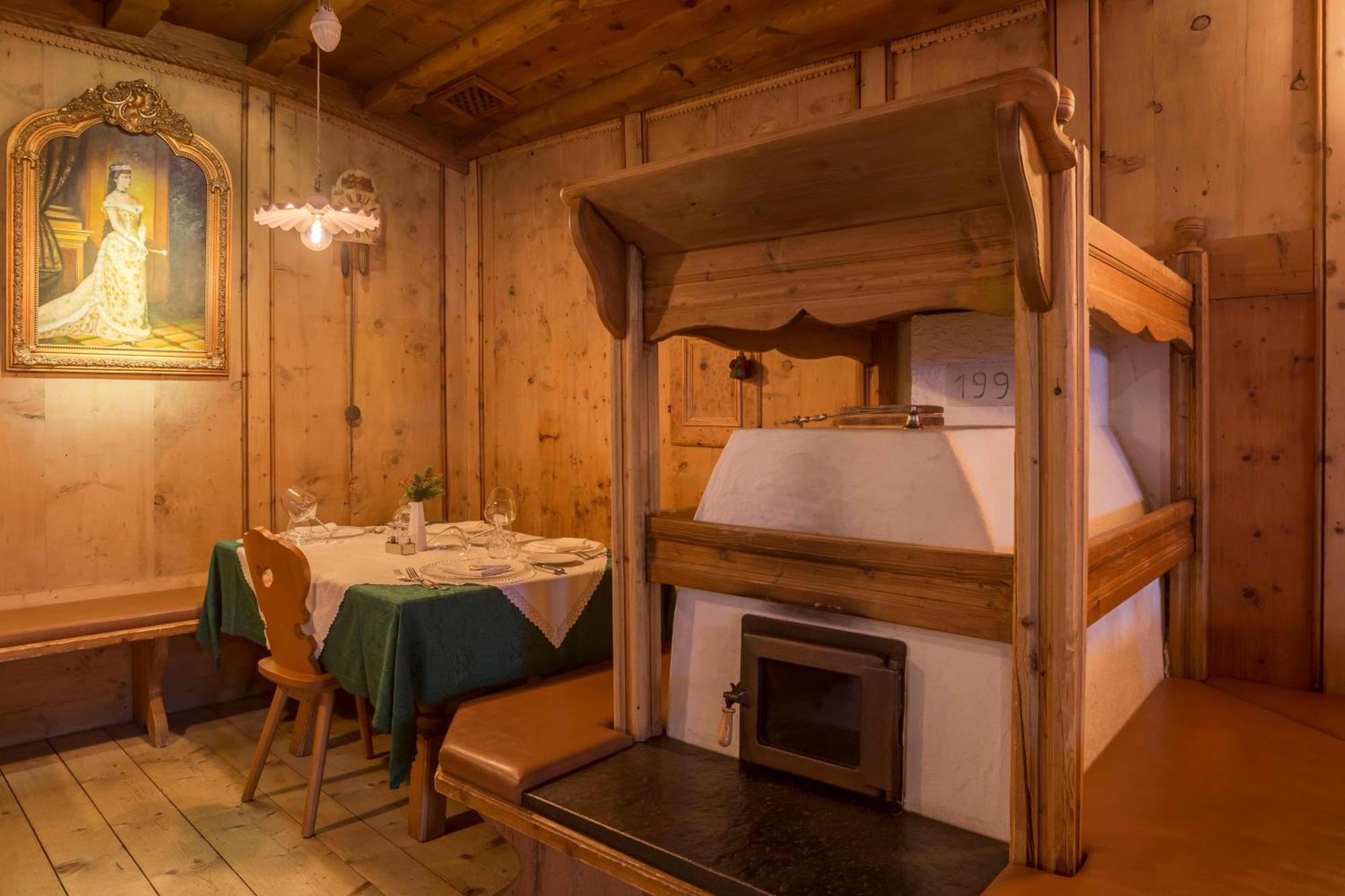 Historic Hotel Ristorante La Stua Cavalese Exteriör bild