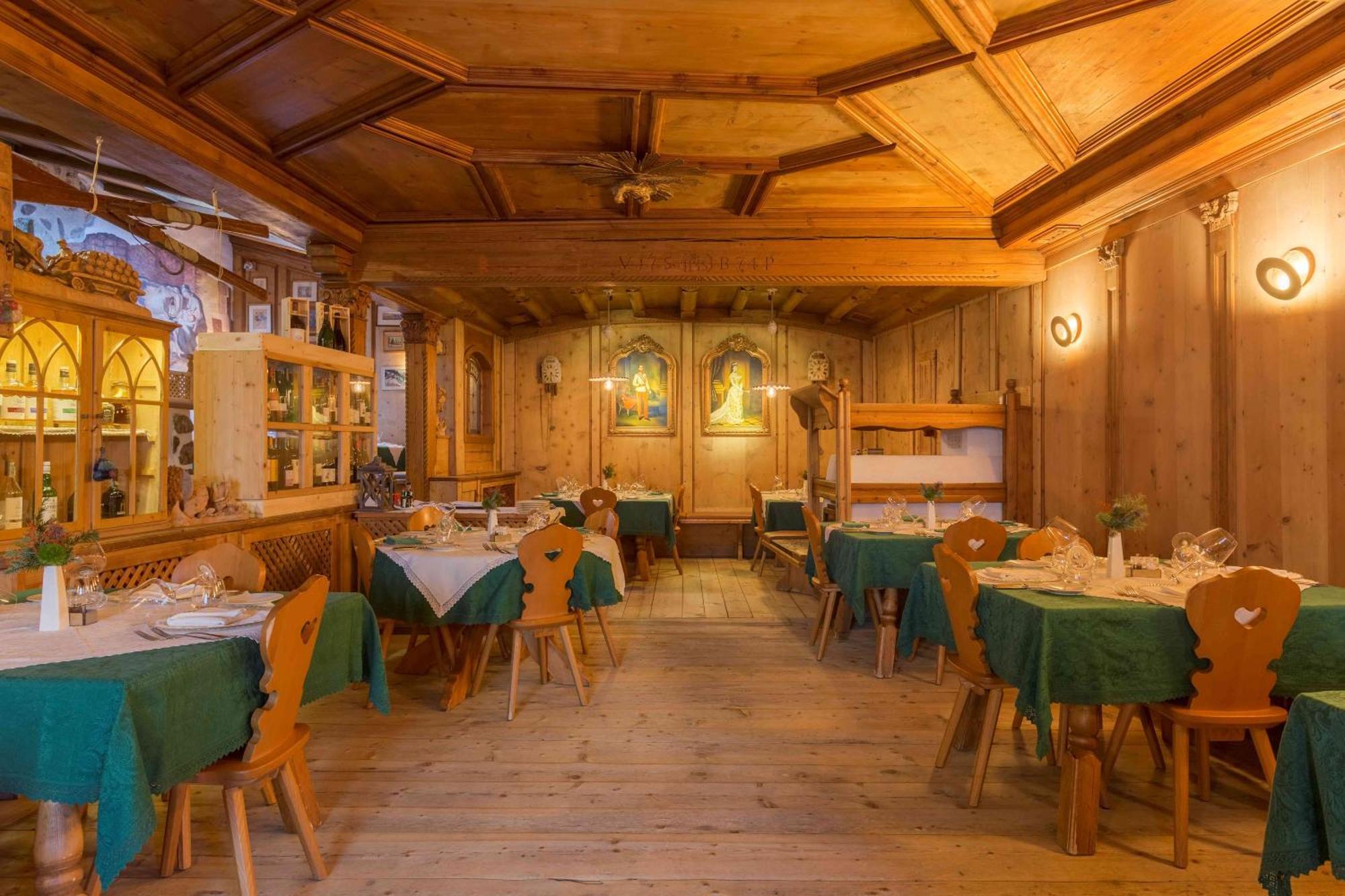 Historic Hotel Ristorante La Stua Cavalese Exteriör bild